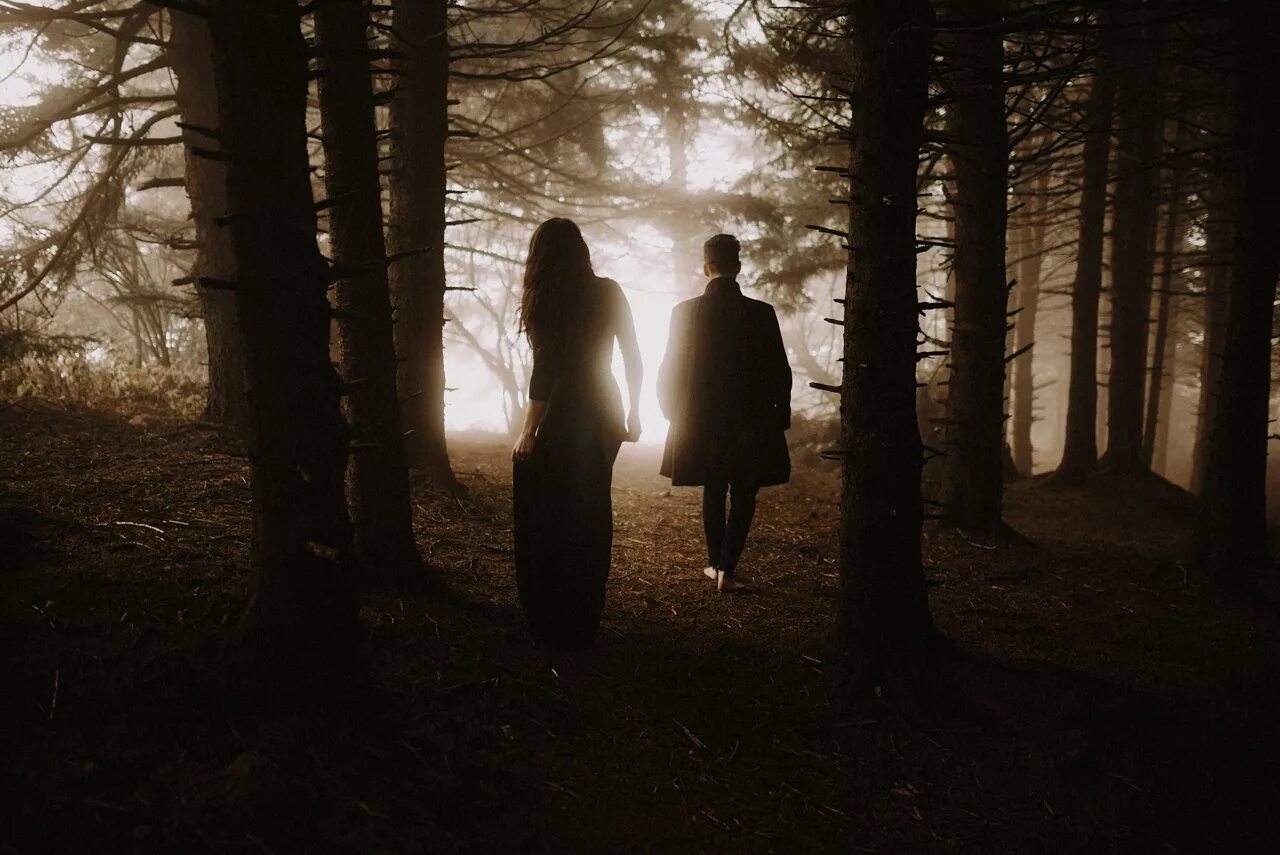 влюбленные в лесу. парень и девушка в парке. мужчина и женщина в парке. прогулка по парку. парень в лесу.
