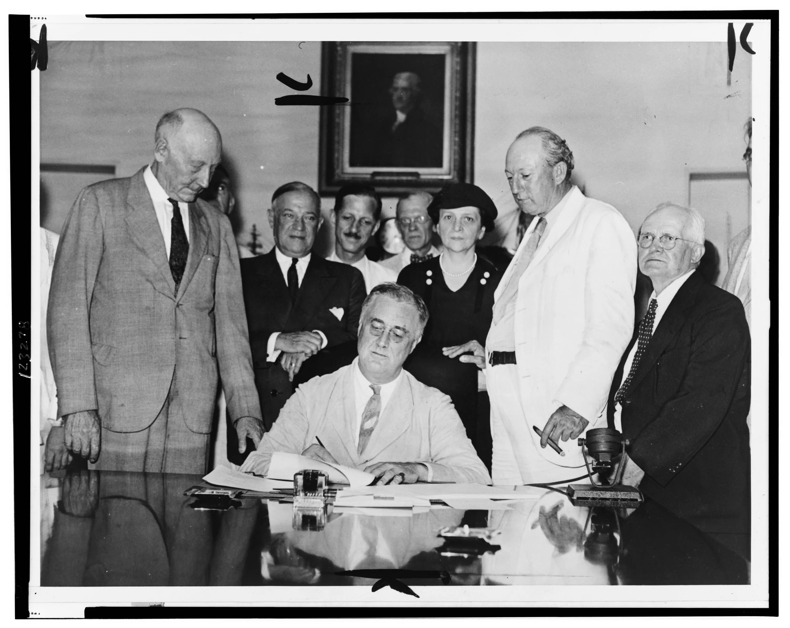 Франклин Рузвельт с секретаршей. США 1933. Литвинов и Рузвельт 1933. President Franklin Roosevelt Justice Society. Executive order