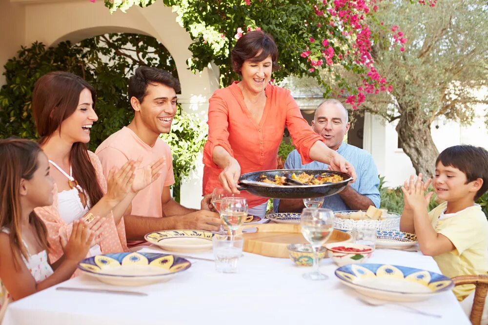 Секрет семьи хуан. Испанская семья за столом. Испанцы семья за столом. Семейные традиции в Испании. Итальянская семья за столом.