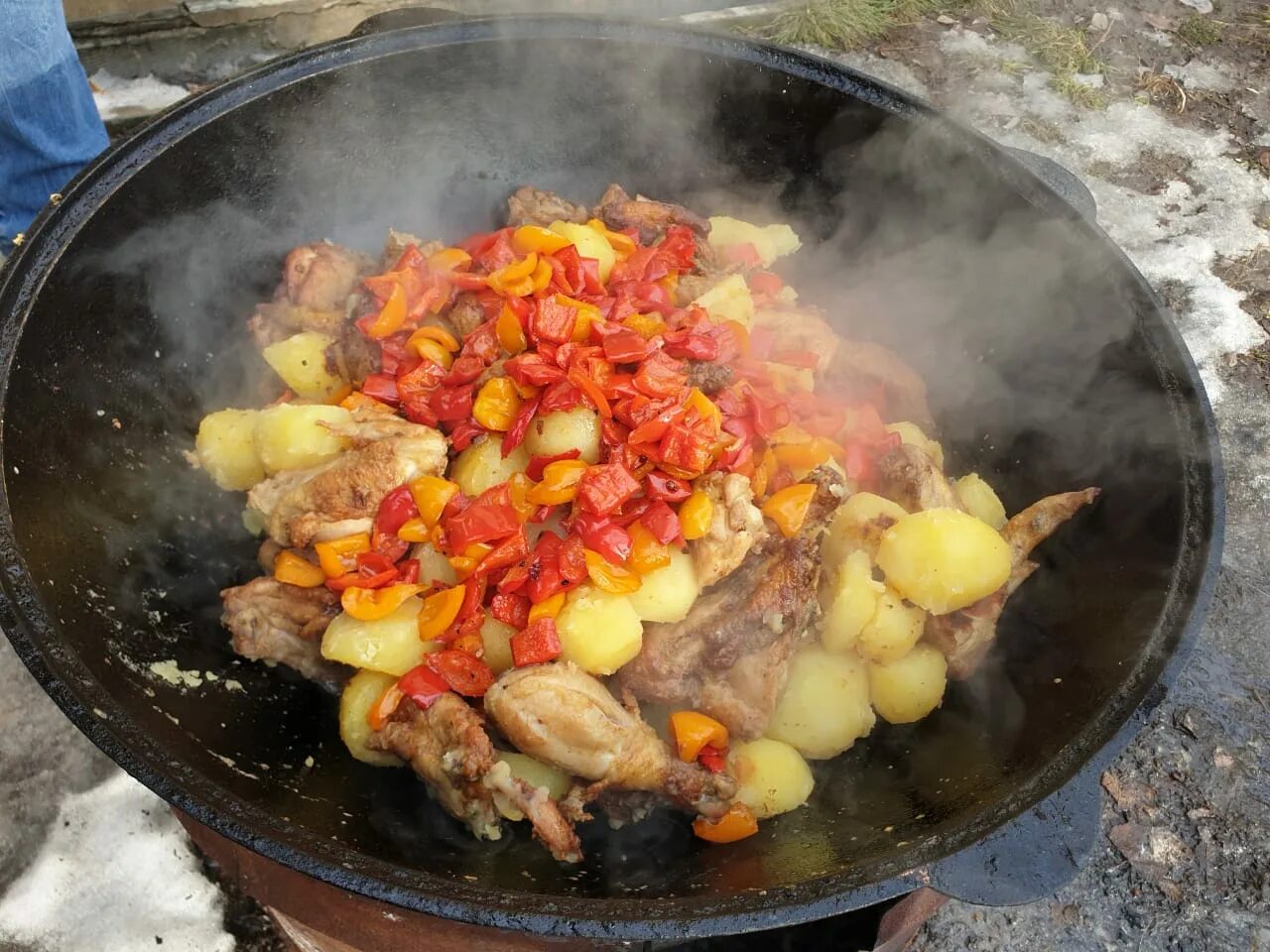 Мясо с овощами в казане на костре. Блюда в казане на костре. Блюда в казане на кос Ре. Жаркое в казане на костре.