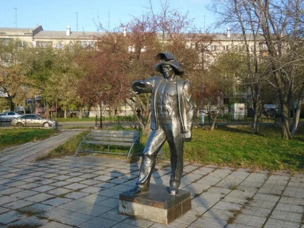 статуя рокки. филадельфия музей рокки. памятник мужчине с членом. памятник фредди меркьюри в монтрё фото. статуя ангела с поднятой рукой.