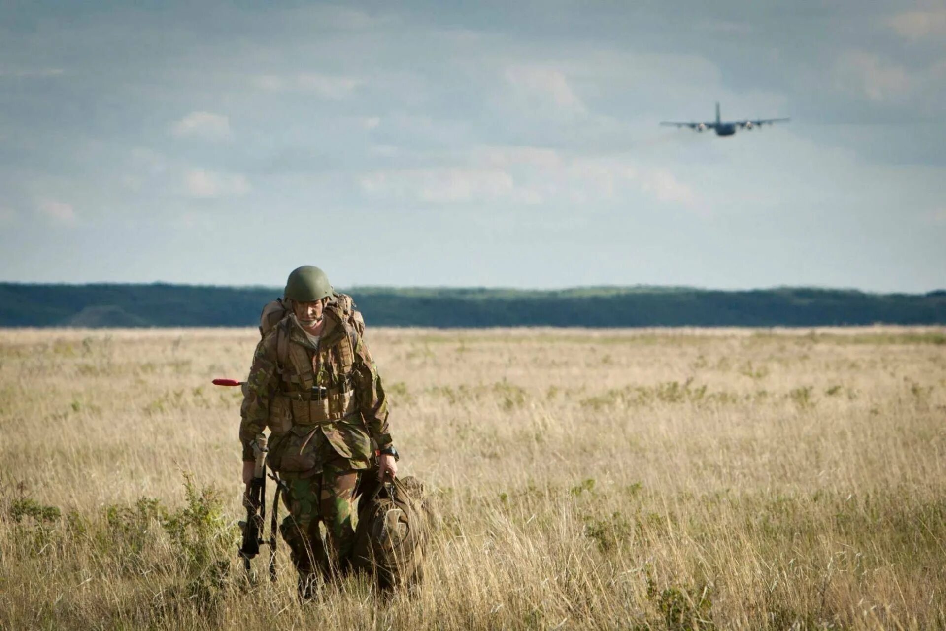 Раненый граница. Военное поле. Солдат в поле. Спецназ в поле. Солдаты в степи.