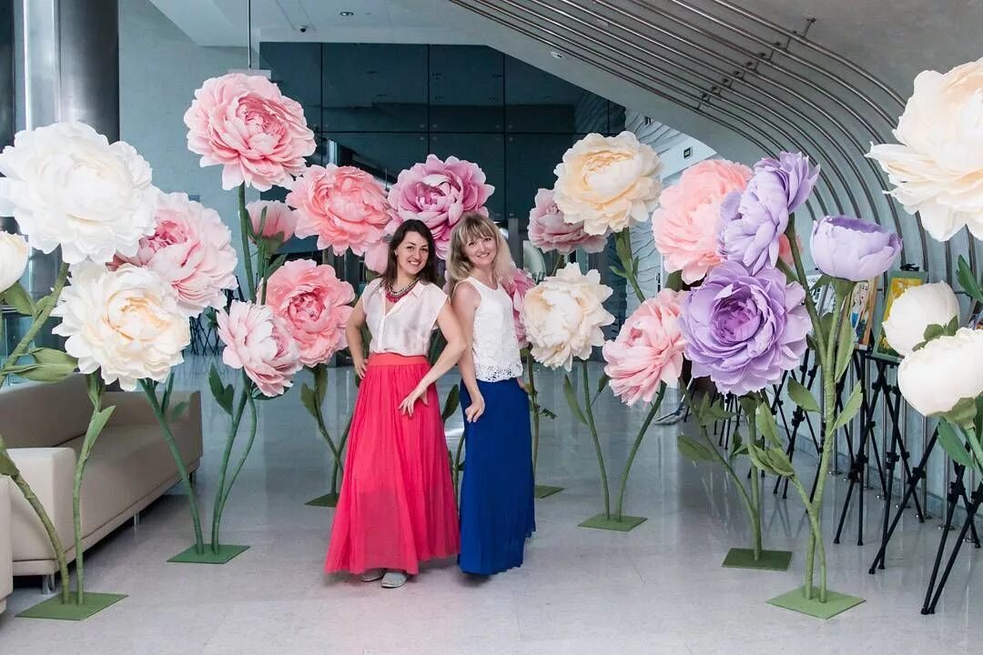 Гиганскиебумажные цветы. Огромный цветок. Цветы с большими цветами. Цветы с большими цветами. Цветы с большими цветами.