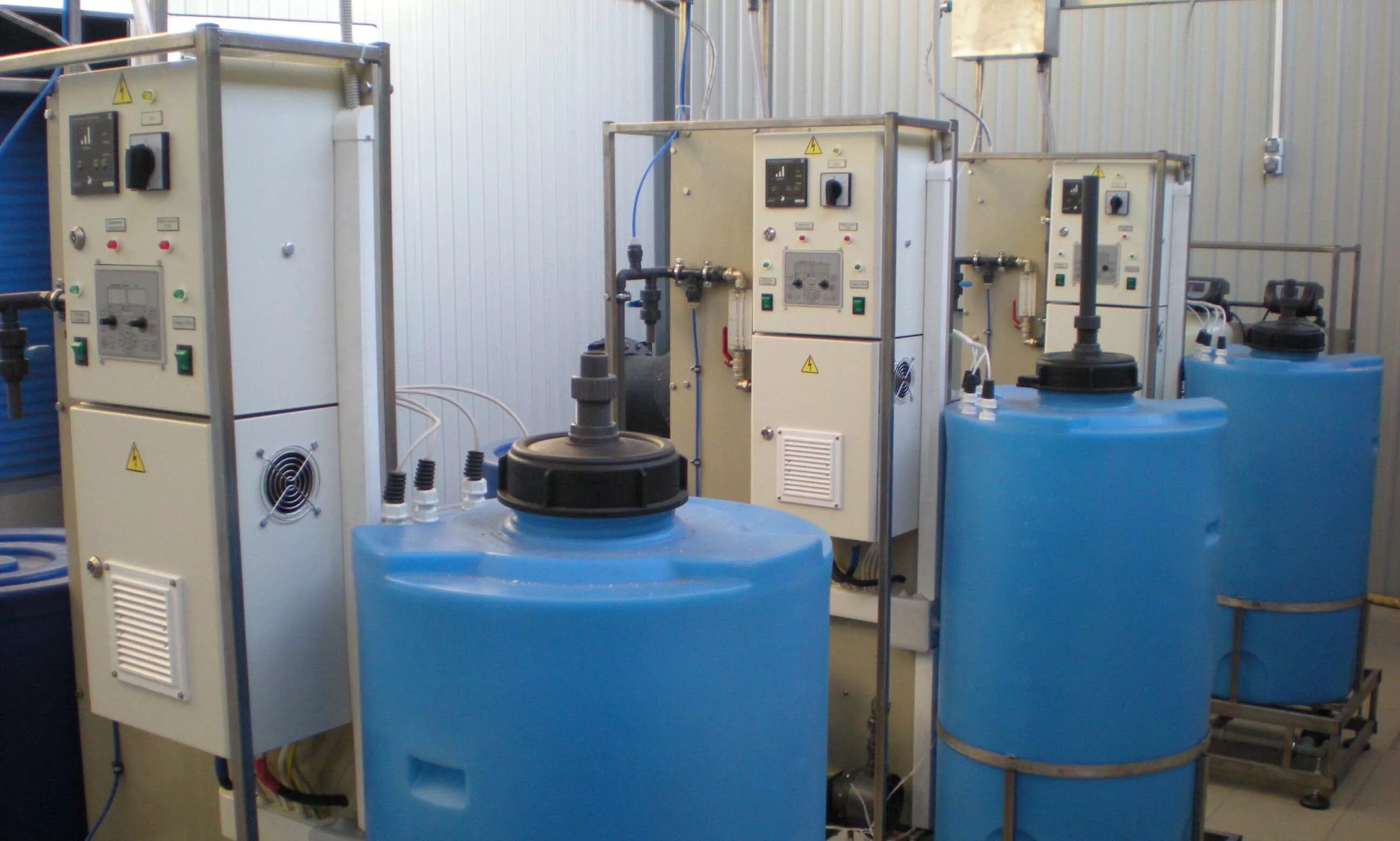 Электролизная установка. Электролизер сэу-40. Электролизные установки для производства гипохлорита натрия. Электролизер сэу 200. Промышленная электролизная установка.