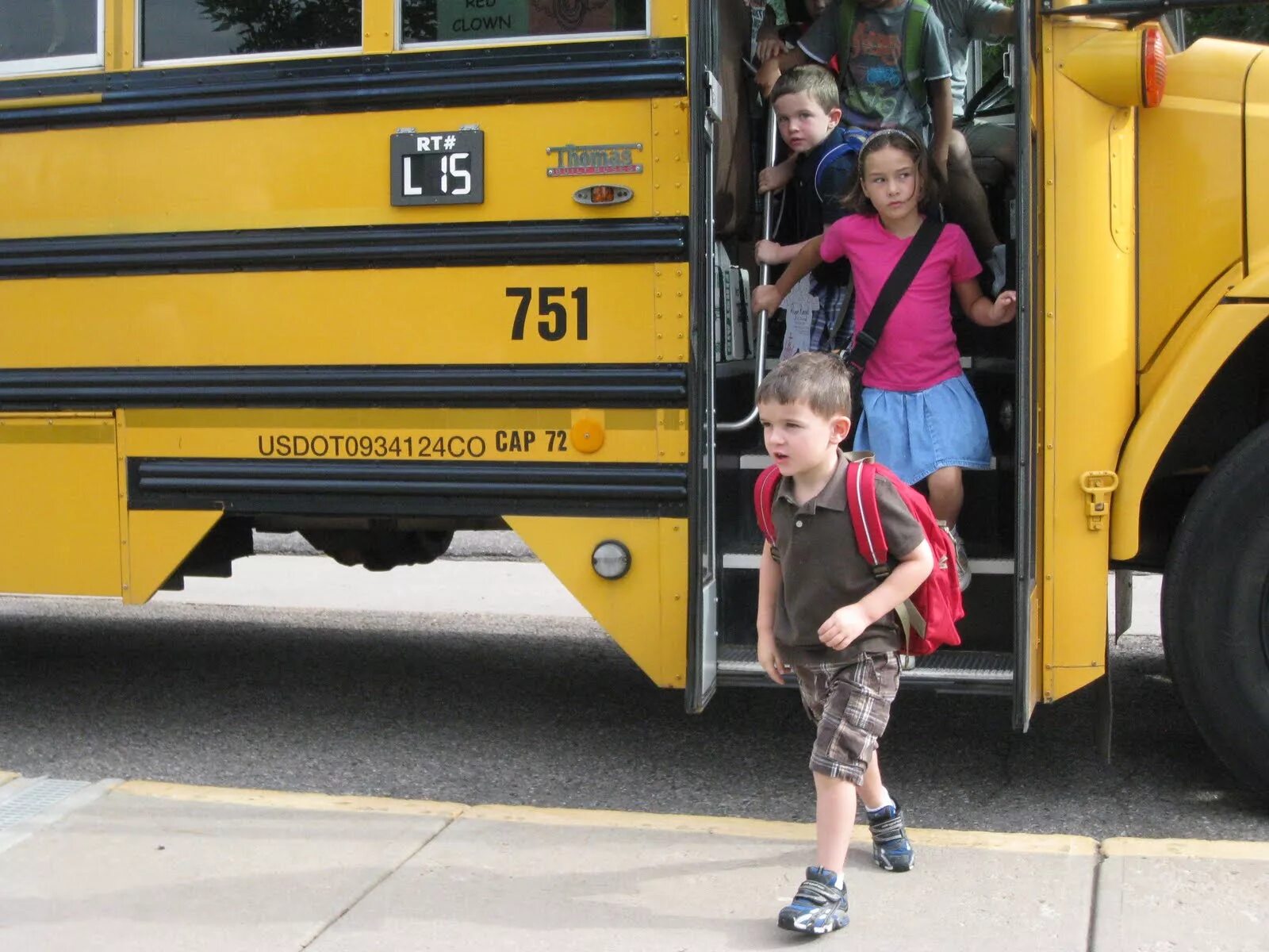 Выходить из автобуса. Лети выходят из автобуса. Дети виходят из автобус. Девушка выходит из автобуса. Get off the train