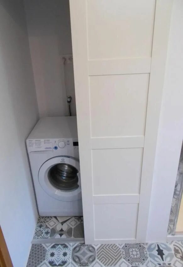 Стиральная машинка под раковину атлант 60. Шкаф под стиральную машину в коридоре. Как закрыть стиральную машинку. Стиральная машинка в ванной. Стиральная машина спрятанная в шкаф.