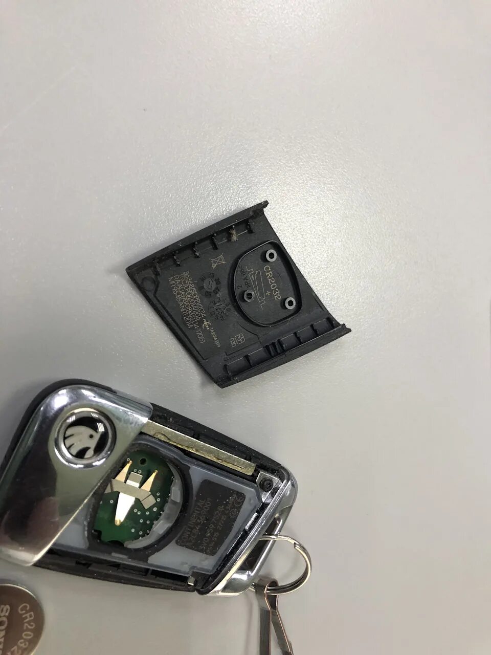 Батарейка в ключе шкода фабия 2 2011. Батарейка на брелок шкода октавия. Батарейка в пульт шкода октавия. Как поменять батарейку в ключе кодиак. Батарейка в ключе шкода кодиак.