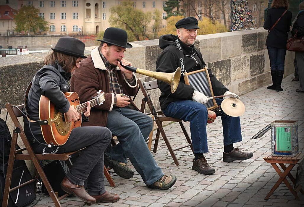 Бреминские музыканты. Уличные музыканты. Музыканты на улице. Французские уличные музыканты. Итальянские музыканты уличные.