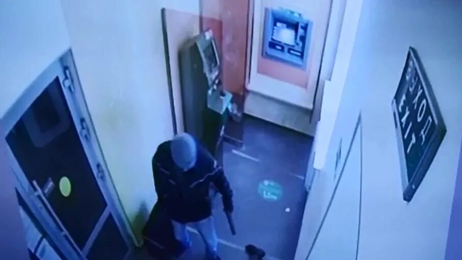 Ограбление банка иркутск кафе. Банк ограбил крым. Ограбление банка иркутск. Вооруженные ограбление снятое на камеру. Банк камера наблюдения.