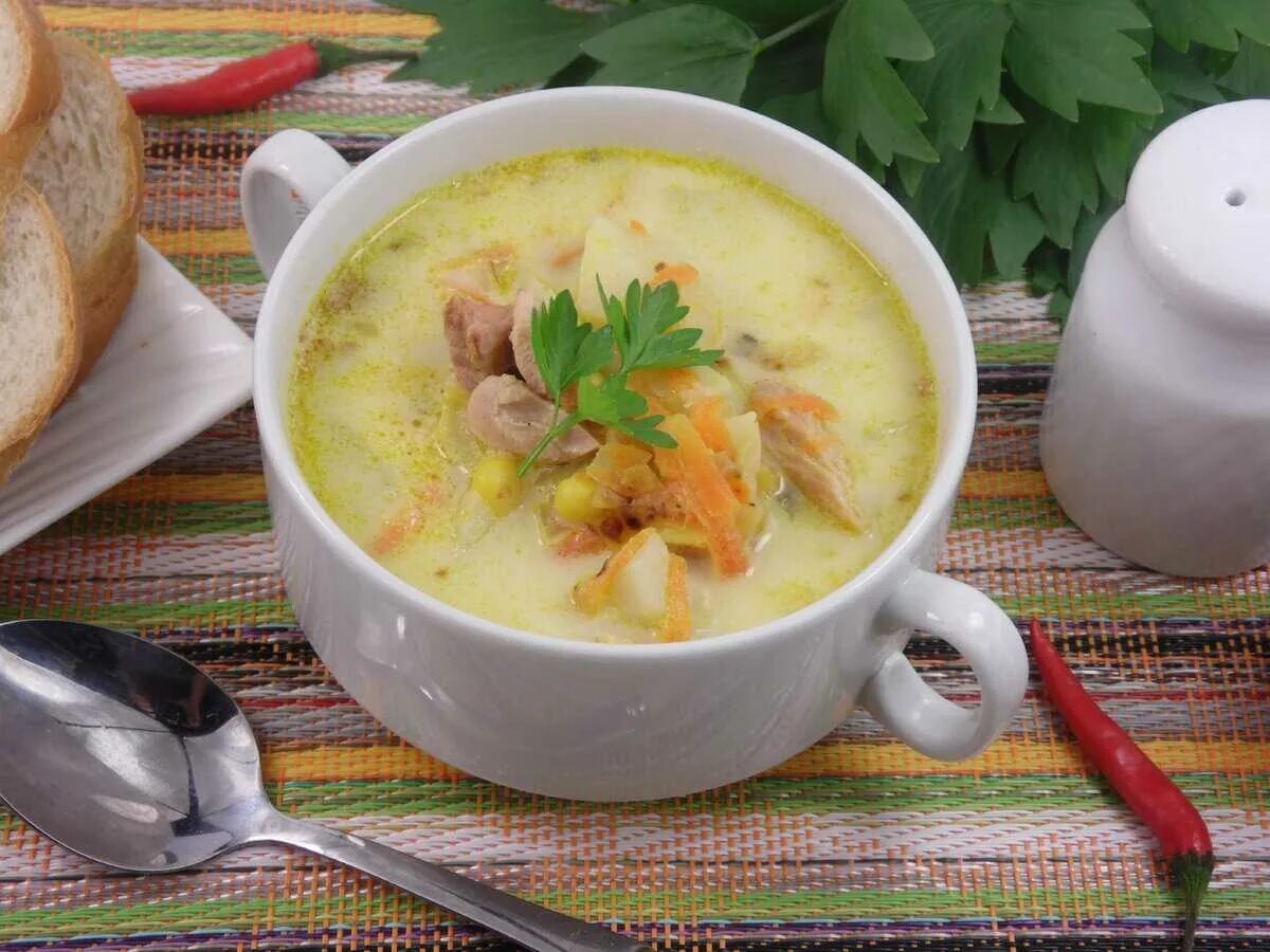 Суп из копченой курицы с плавленным сыром. Суп с копченой курицей и плавленным сыром. суп с копчёной курицей и плавленым сыром. сырный суп (с плавленным сырком) с курицей. берх суп.