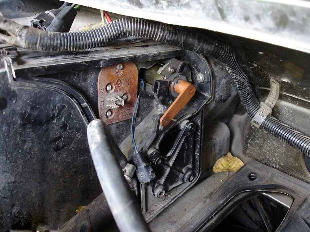 Краник печки ваз 2110. Кран отопителя 2112. Где находится кран печки ваз 2112. Кран перекрытия печки ваз 2110. Где находится кран печки ваз 2112.