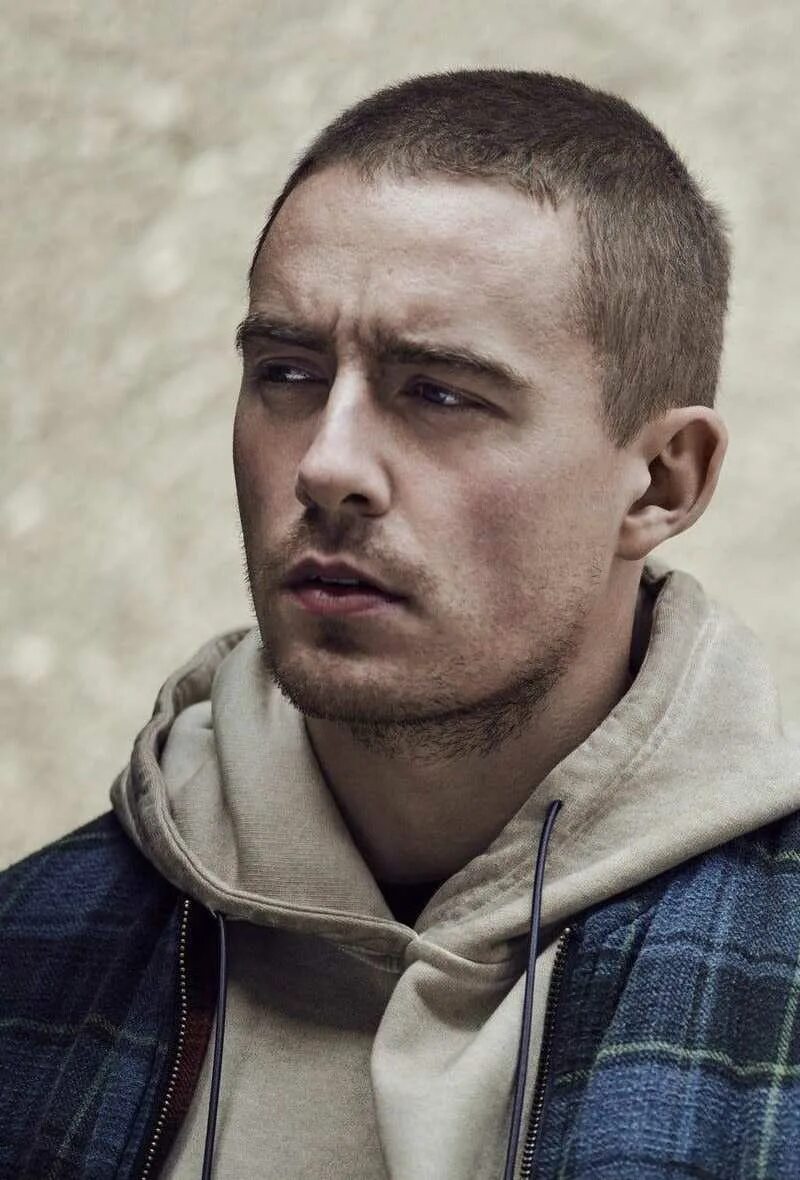 Kiss me dermot kennedy перевод. All my friends дермот кеннеди. Дермот кеннеди кисс. Dermot kiss. Дермот кеннеди.