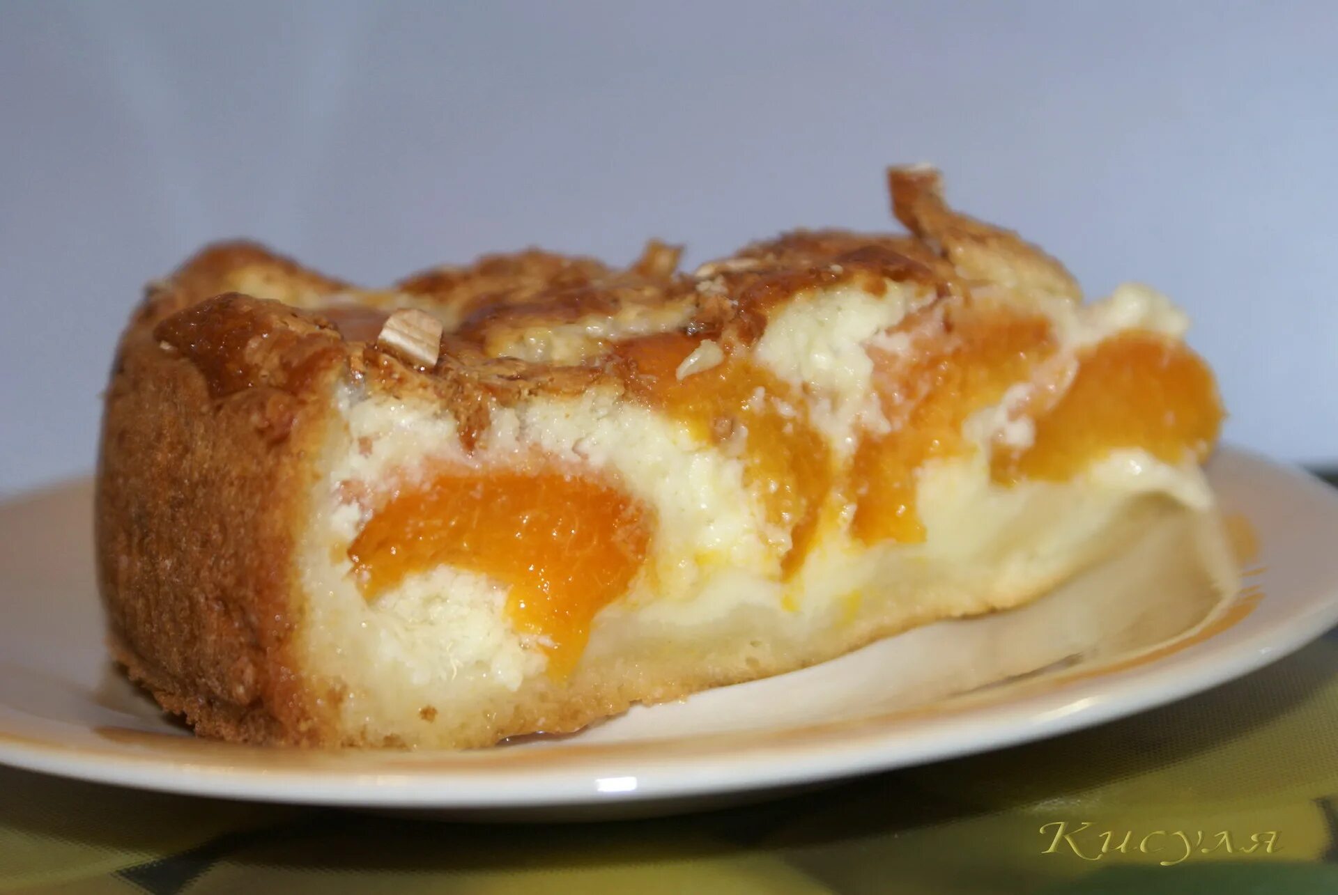 Пирог с персиками. Шарлотка с абрикосами. Пирог с творогом и персиками. Творог с абрикосом рецепт. Страсбургский пирог с абрикосом.