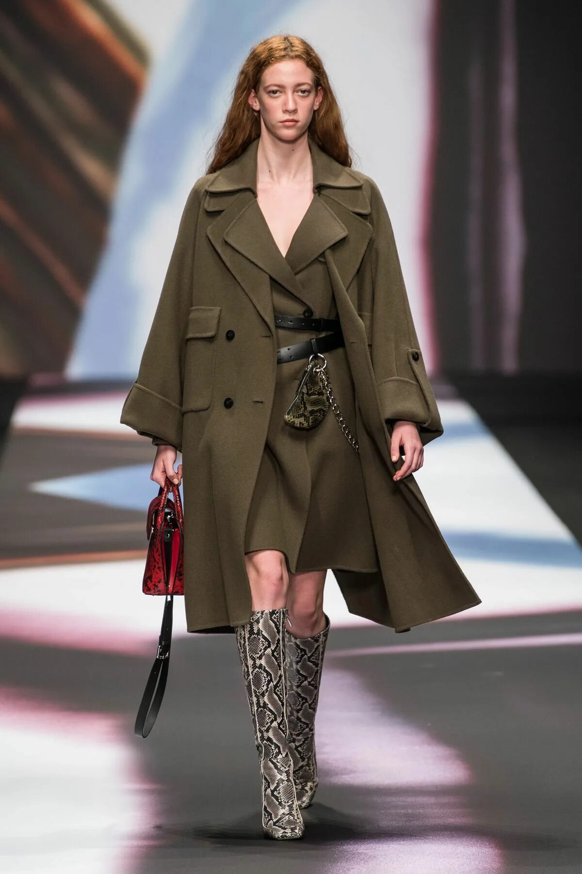 Тренды верхней одежды. Maryling осень-зима 20192025 ready-to-wear неделя моды милан. пальто модные показы. модные тренды пальто. модные пальто осень зима.