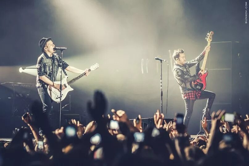 Sugar we're going down fall out boy. We going down. Обложка fall out boy sugar we're going down. We going down. Jimmy eat world & fall out boy.