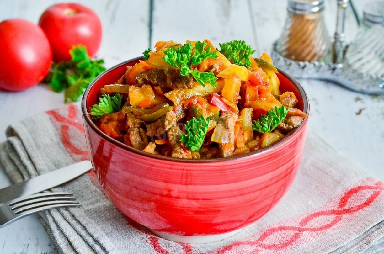 Азу с солеными. АЗУ С солеными огурцами. Гуляш с солеными огурцами. АЗУ из говядины с солеными огурцами. АЗУ по-татарски с солеными огурцами из говядины.