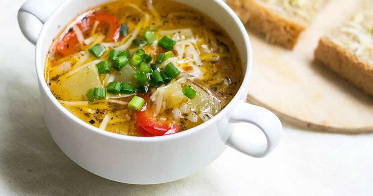 Простой суп с лапшой. Суп лапша. Суп-лапша с курицей. Суп с лапшой и овощами. Куриный суп с лапшой и овощами.