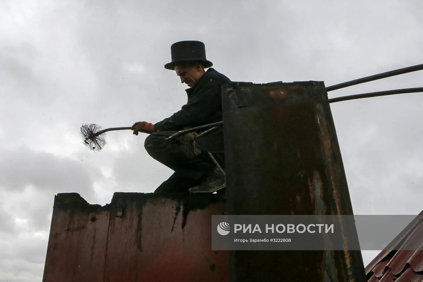 Трубочист 18. Трубочист профессия. трубочист для труб. трубочист на крыше.