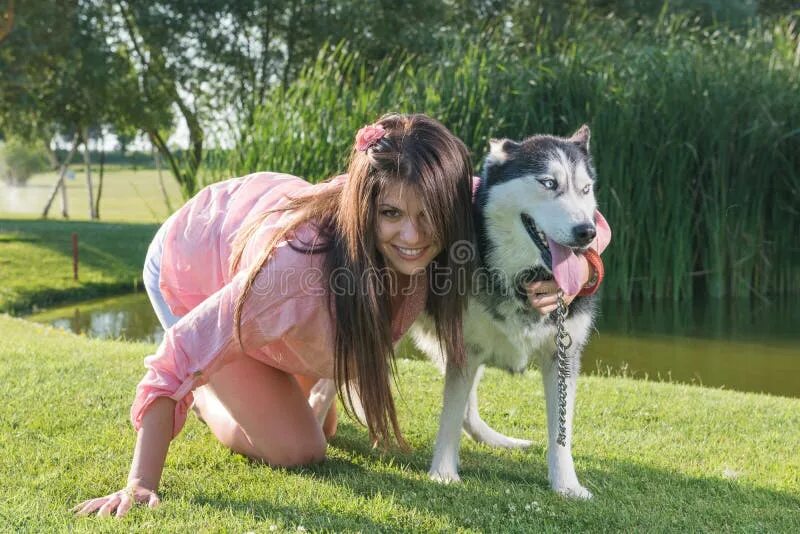Девушка с собакой. Селена гомес с питомцами. Красивая девушка с собакой. Смешные фото хозяйки и собаки. Красивая женщина с собакой.