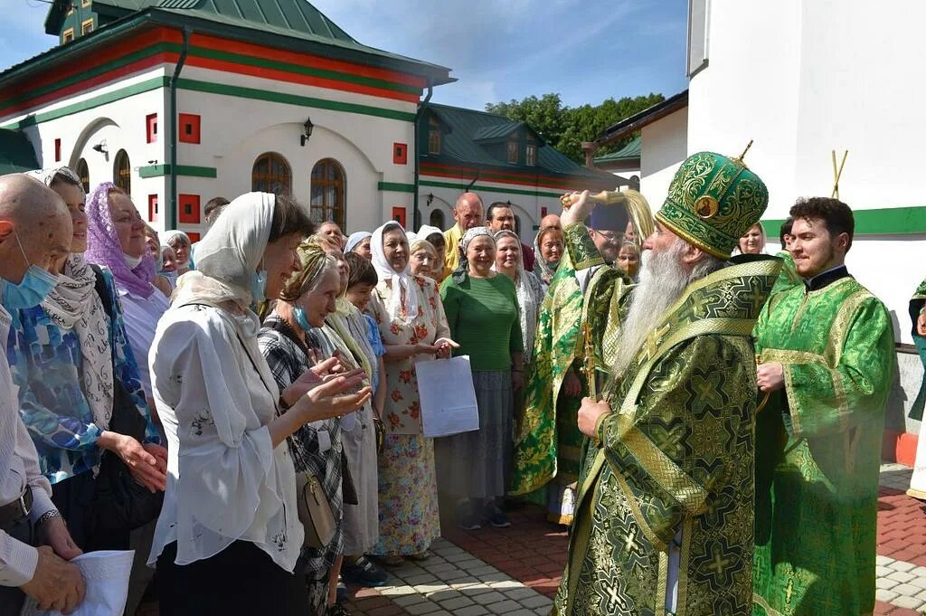 Троица в старых черемушках. Храм Живоначальной Троицы в старых Черемушках. Храм Живоначальной Троицы на Борисовских прудах внутри. Троица в Черемушках. При храме Живоначальной Троицы в старых Черёмушках 9 мая.