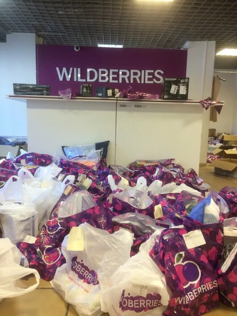 Сортировочный склад wildberries. Валберис. много товаров. склад вайлдбериес. куча товаров.