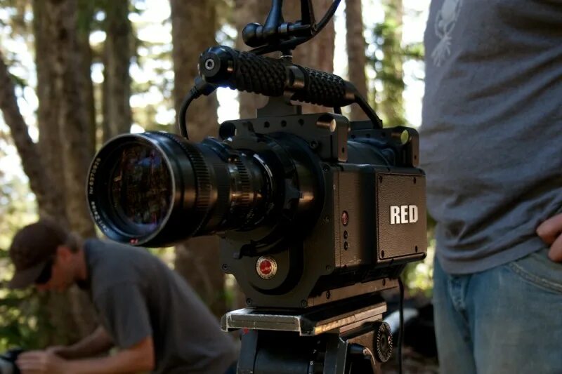 Red one перевод. Кинокамера red one. цифровая кинокамера red one. кинокамера red comodo. red pro 5.0 camera.