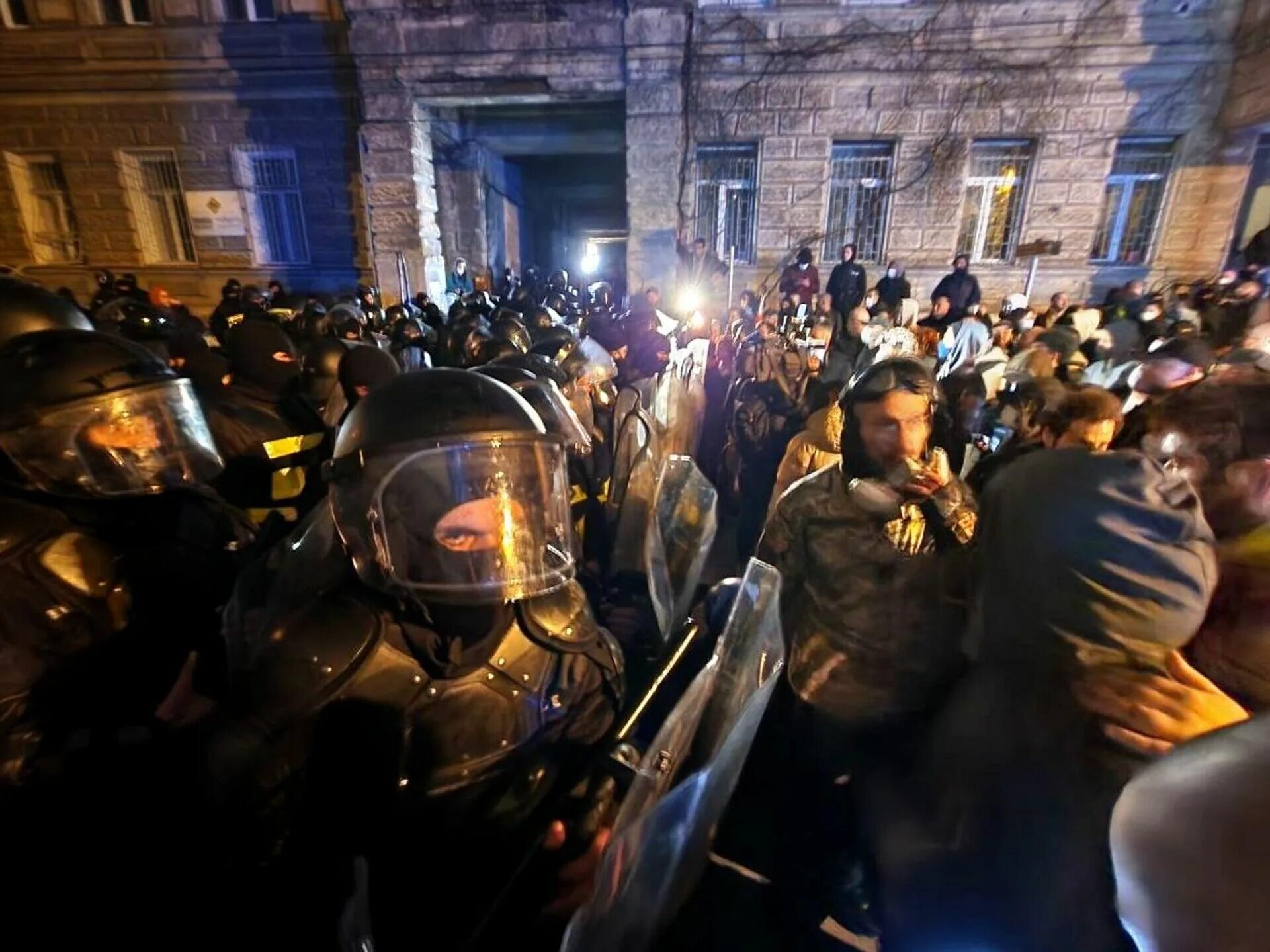 Ситуация в тбилиси сегодня. Майдан в Грузии 2023. Парламент Грузии 2023. Тбилиси штурм парламента. Спецназ приступил к разгону митингующих в Тбилиси.