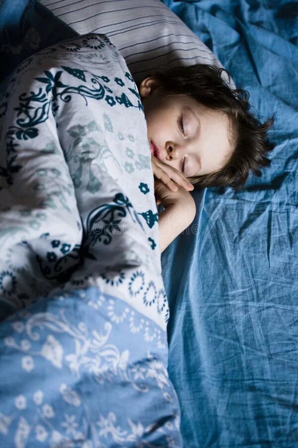 Девочка сон мальчик. Спящий ребенок с игрушкой. Baby sleep. Мягкие игрушки для детей. Игрушки для девочек.
