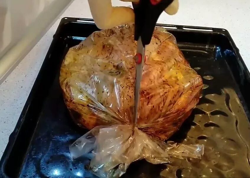 Пакет для запекания курицы. Запечь курицу в рукаве. Курица в духовке в рукаве для запекания целиком.