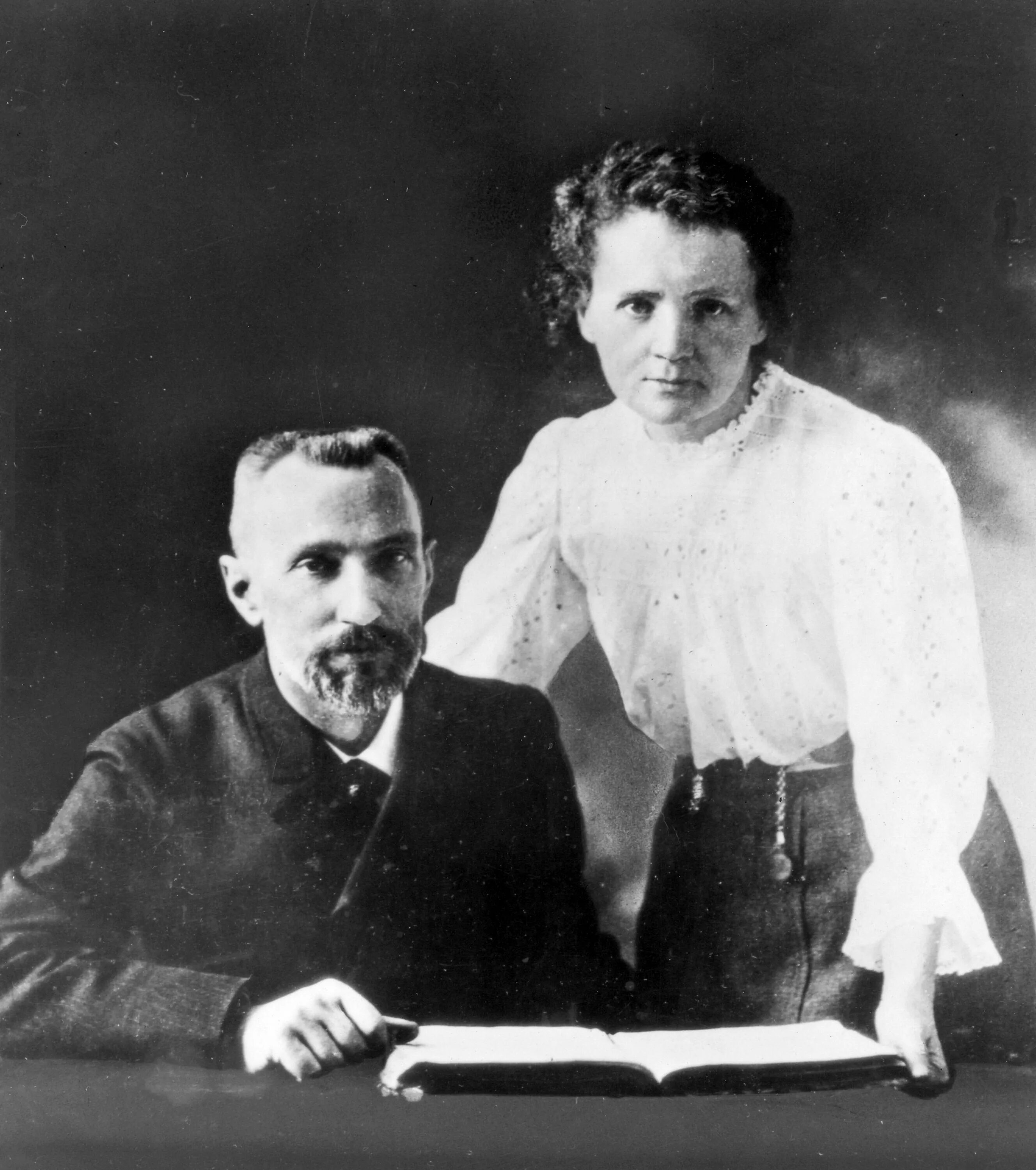 Марии Склодовской-Кюри и Пьера Кюри.