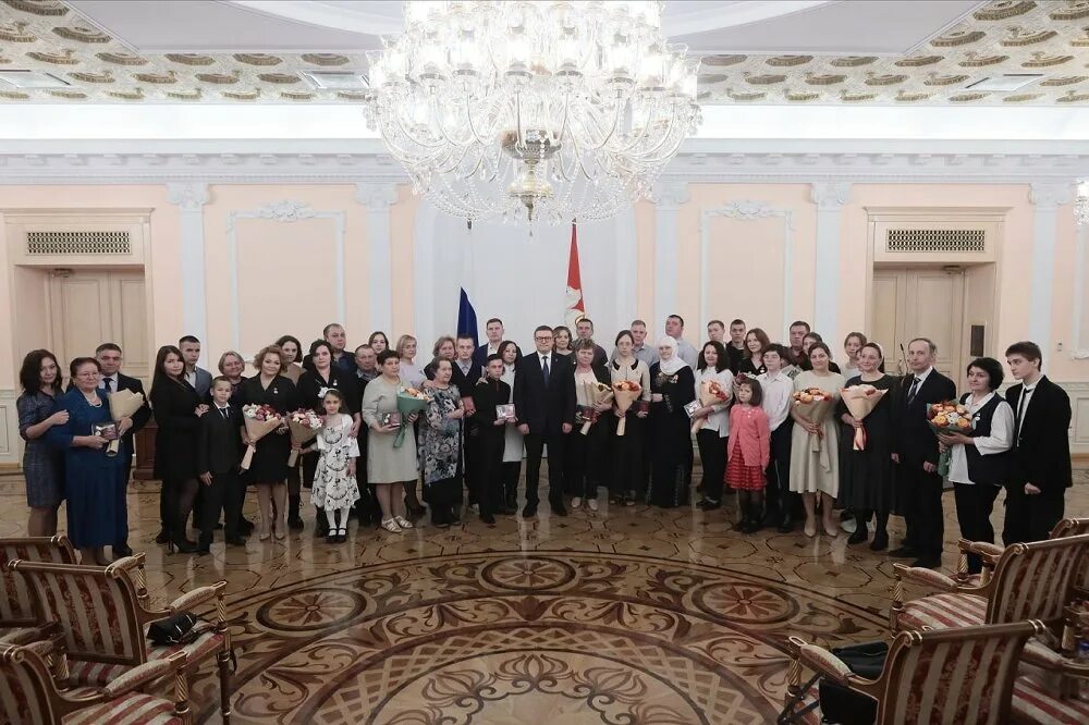 Наградили материнской славой. Награда к дню матерей. День матери вручение медали. Поощрение многодетных семей. Церемония награждения многодетных матерей.