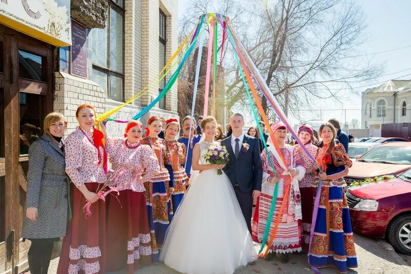 Праздник красная горка свадьба. Свадьба на красную горку. С красной горкой. Красная горка традиции. Время красная горка