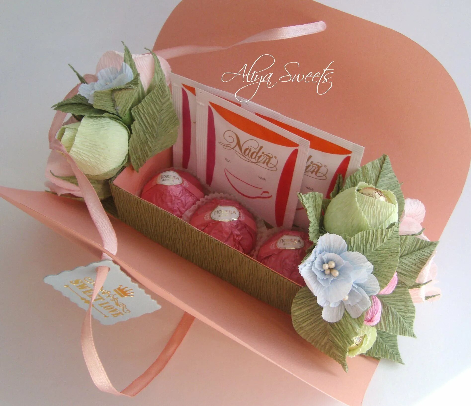 Коробочки с цветами и сладостями. Подарок из конфет в коробке. Ферреро роше бокс. Коробочка с конфетами своими руками. Конфеты в цветах.
