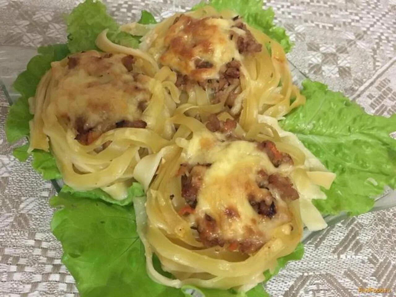 Гнезда с фаршем сливками и сыром. Тальятелле фаршированные фаршем. гнёзда из макарон. гнёзда из макарон с фаршем. макароны гнезда в духовке.