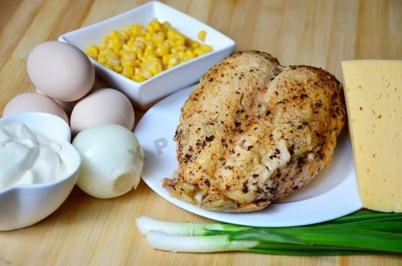 Куриная грудка с яйцом и луком