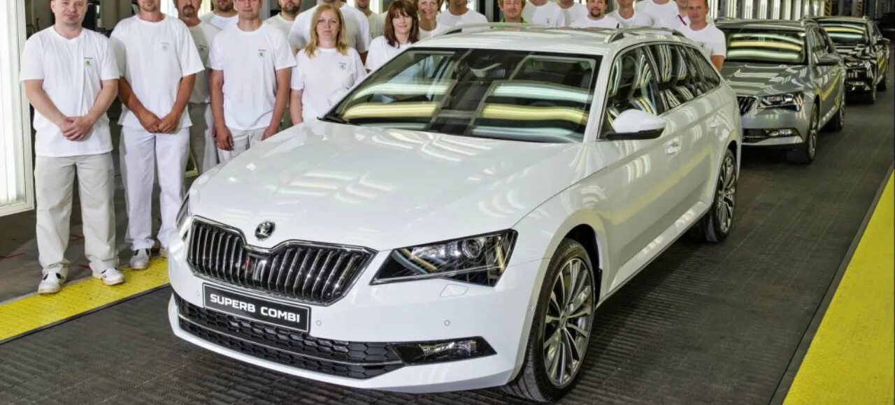 1 выпуск шкода. Шкода Суперб на конвейере. Skoda Superb Combi белая. Шкода Суперб 1 чешская сборка. Представление нового Суперб.