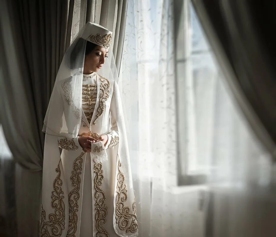 Народы кавказа свадьба. Осетия и осетины. Национальное свадебное платье осетин. Платья изольды гогичаевой. Невеста осетин осетинская.