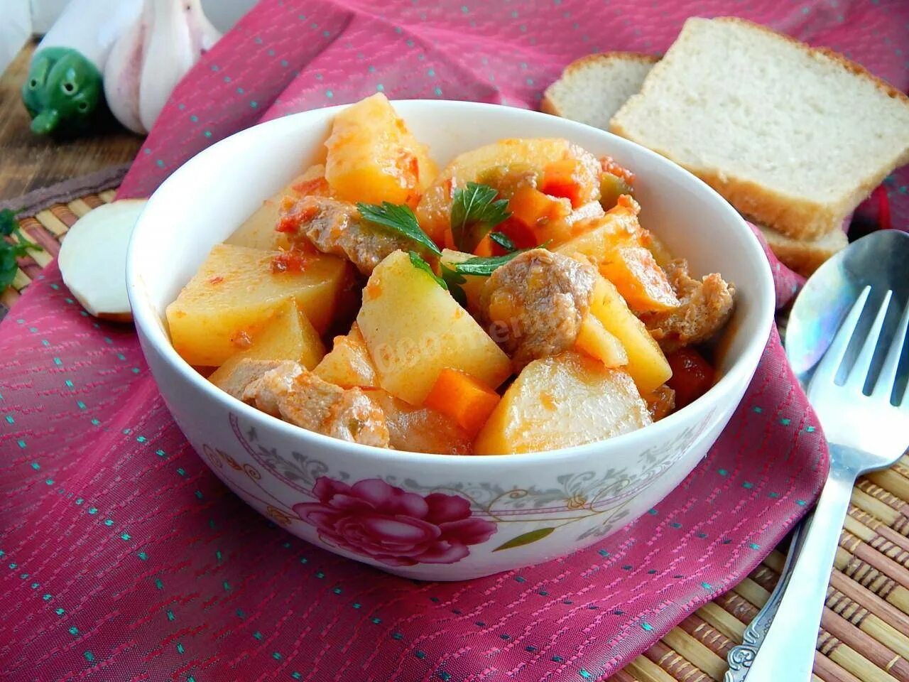 Картошка с тыквой. Индейка с картошкой. тушеная индейка с картошкой. индейка тушеная с овощами. тушеная картошка.