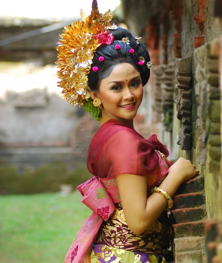 Индонезия девушки. Индонезийки балийки. Индонезия женщины. Индонезийские красавицы. Индонезийские девушки в национальных костюмах.