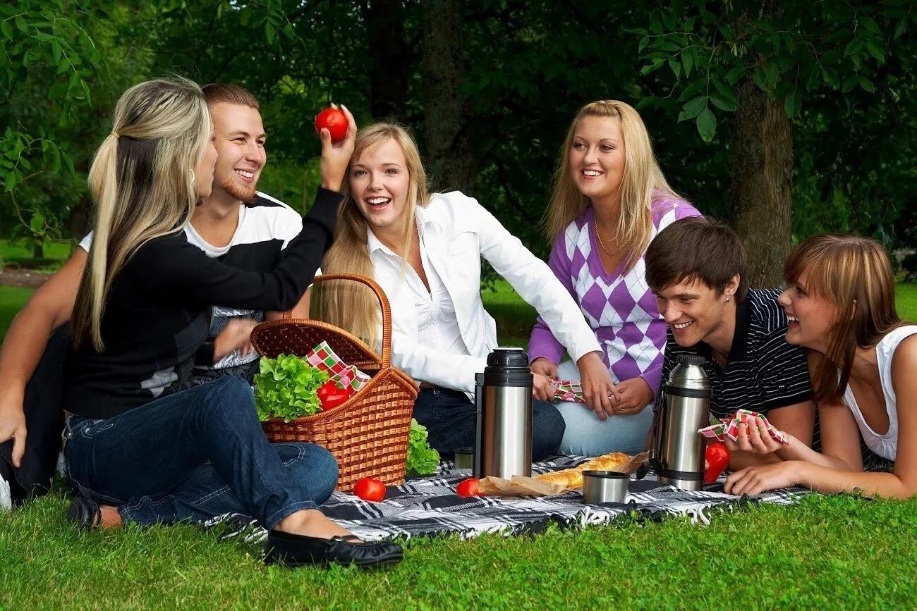 Женщины развлекают. Пикник на природе. Пикник с семьей на природе. Пикник с друзьями на природе. Встреча друзей на природе.