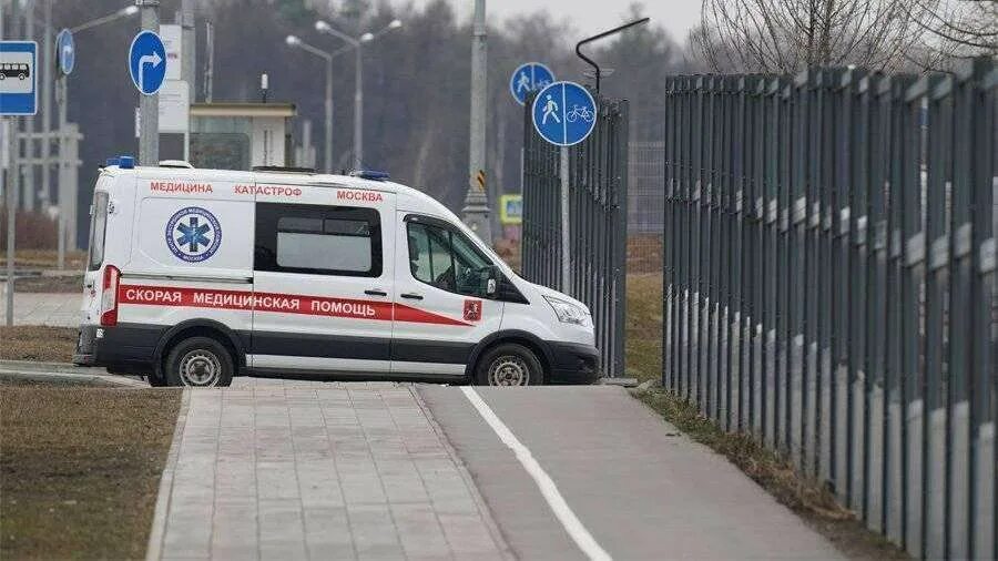 Больница катастроф. Машины скорой помощи для коронавируса. больница скорая.