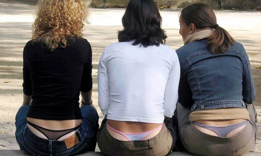 Стринги торчат в школе. Стринги в школе. Стринги за партой. В школе носят стринги. Стринги в школе.