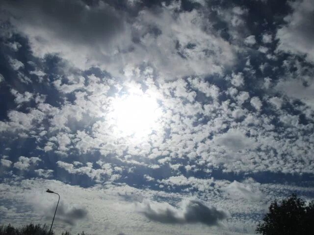 низкое небо над головой. низкое небо над головой. санкт-петербург небо. город в облаках. низкое небо над головой.