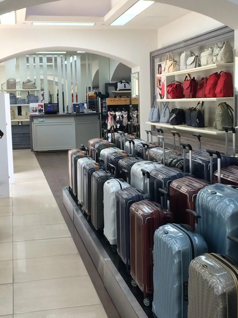 фабрика медведково чемоданы. магазин чемоданов самсонайт. магазин робинзон москва. выкладка чемоданов. самсонайт чемоданчик.