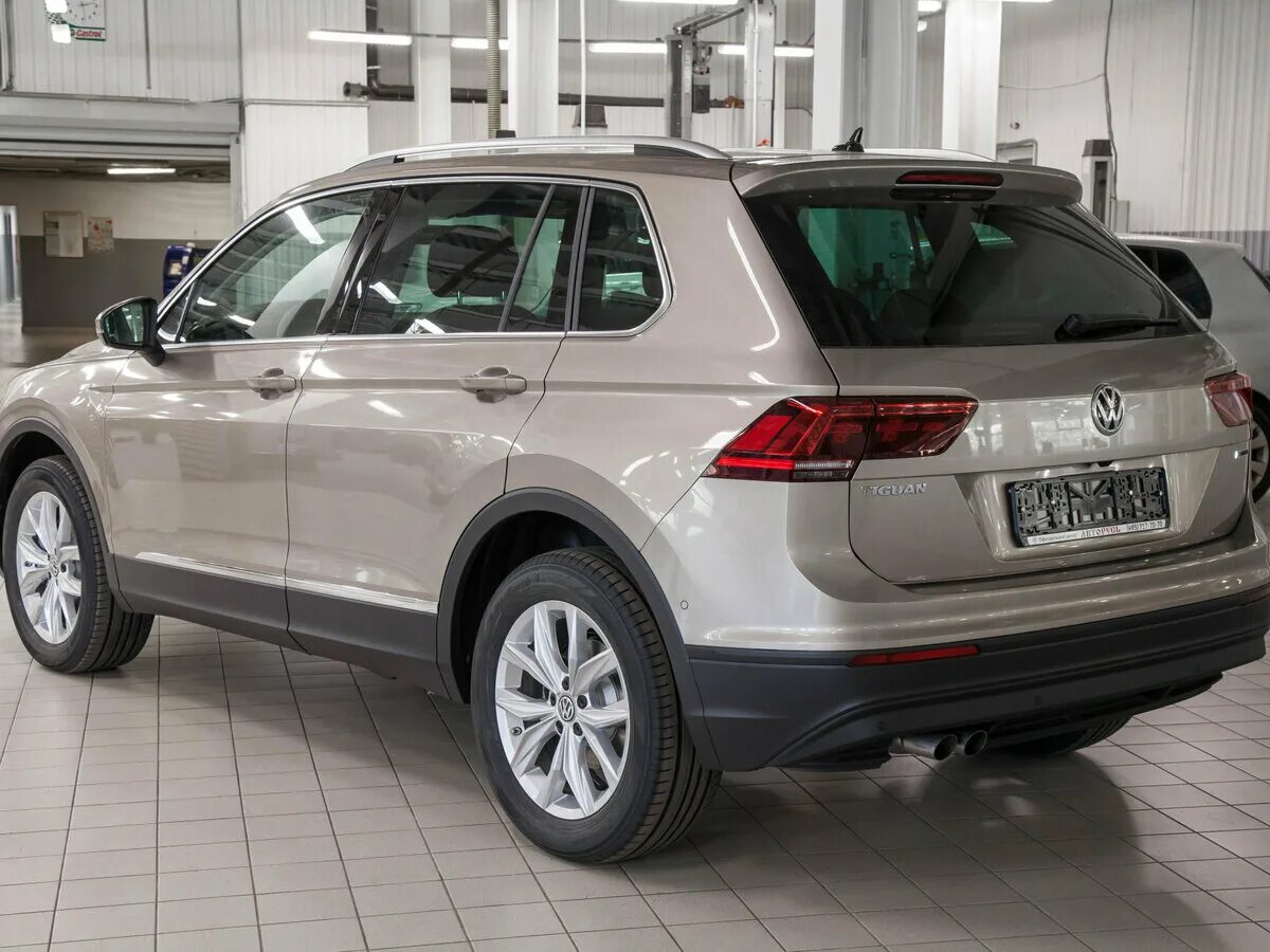 Volkswagen tiguan 2.0 tsi. Tiguan 2.0 TSI. Фольксваген Тигуан 2.2. Volkswagen Tiguan 2018 бежевый. Фольксваген Тигуан 4.2.