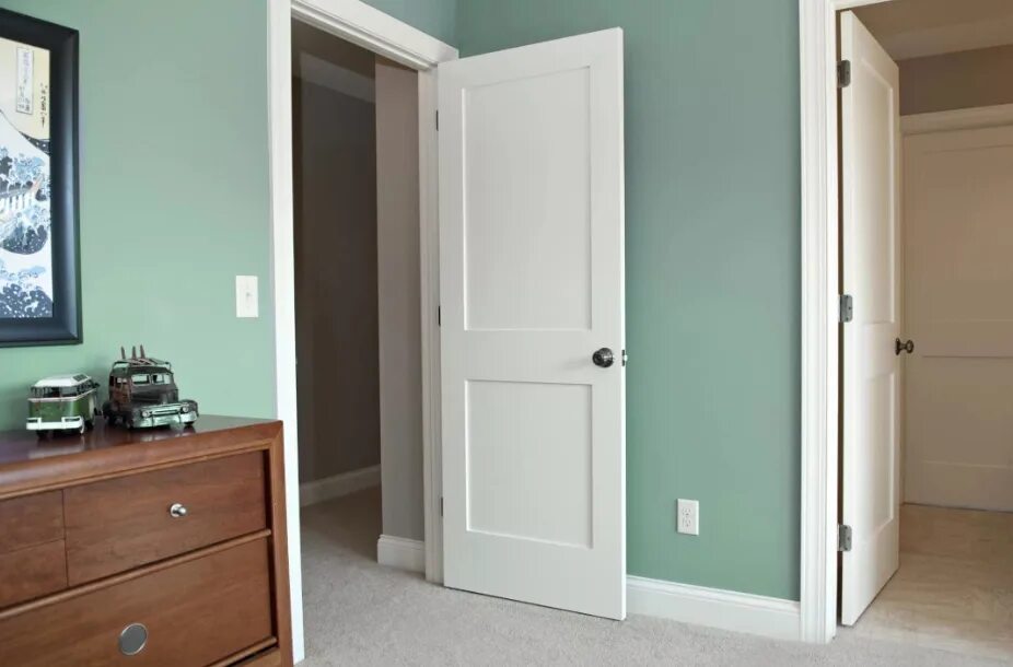 Двери в интерьере. Разные двери в интерьере квартиры. Дверь в комнату. Белые двери в интерьере квартиры.