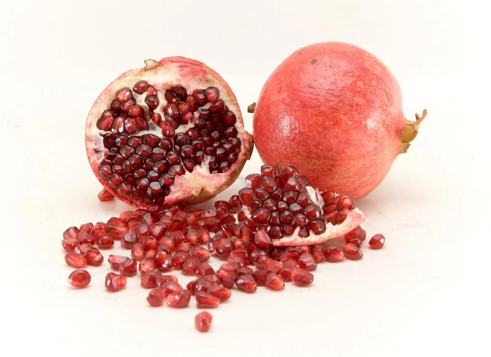 Гранатовые корки. Косточки в гранате. Гранат pomegranate. Есть ли в гранате. Гранат на темном фоне.