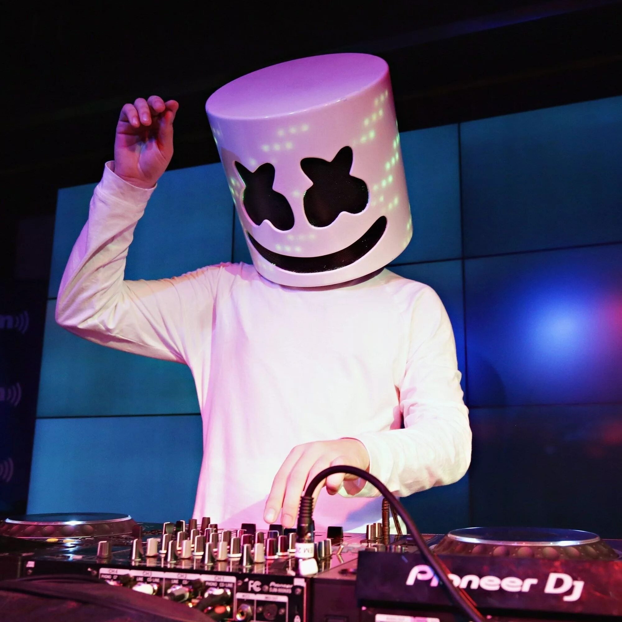 Marshmello 2020. Кристофер комсток маршмеллоу. Маршмеллоу диджей 2020. Маршмеллоу певец без маски. Маршмеллоу артист.