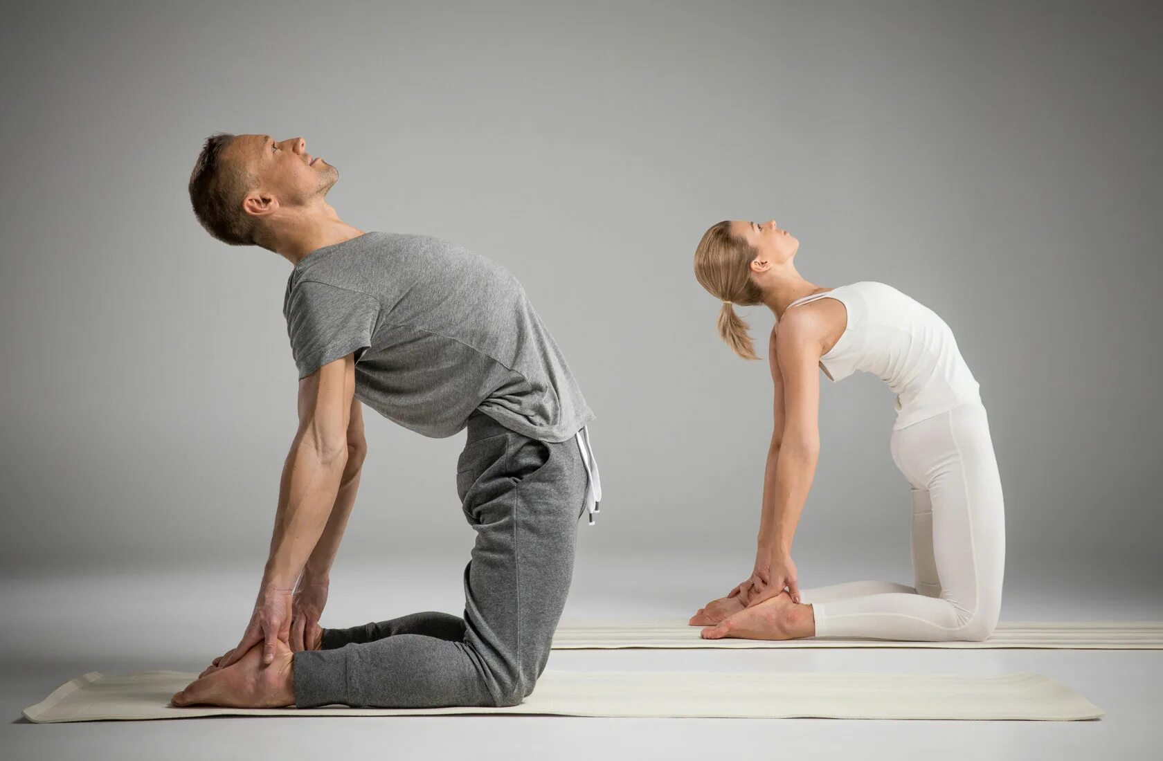 Очень хорошие позы. Уштрасана йога Айенгара. Позы йоги. Красивая осанка. Стретчинг мужчина и женщина.