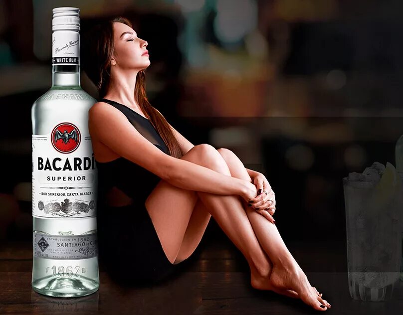 Бакарди песня слушать. Bacardi мартини. Девушка с бакарди. Ром бакарди реклама. Женщина с бокалом бакарди.